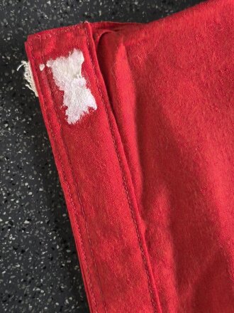 Hitlerjugend Fahne, im Stil einer Gefolgschaftsfahne aber ohne Spiegel. Leicht angeschmutzt, die Ringe abgeschnitten. Maße 115 x 180cm