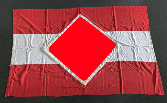 Hitlerjugend Fahne, im Stil einer Gefolgschaftsfahne aber ohne Spiegel. Leicht angeschmutzt, die Ringe abgeschnitten. Maße 115 x 180cm