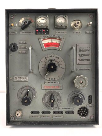 15 Watt Sender Empfänger  a " 15 W.S.E.a" datiert 1941. Frontplatte Originallack, Gehäuse samt Deckel überlackiert