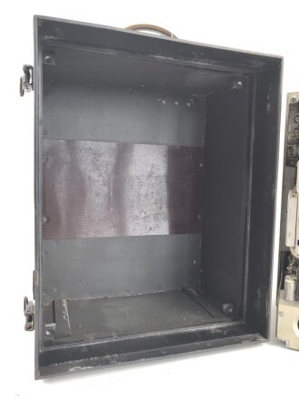 15 Watt Sender Empfänger  a " 15 W.S.E.a" datiert 1941. Frontplatte Originallack, Gehäuse samt Deckel überlackiert