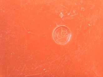 Butterdose Wehrmacht aus oranger Preßmasse. Ungereinigtes Stück