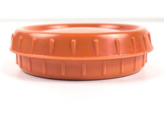 Butterdose Wehrmacht aus oranger Preßmasse. Ungebraucht, mit Glaseinsatz