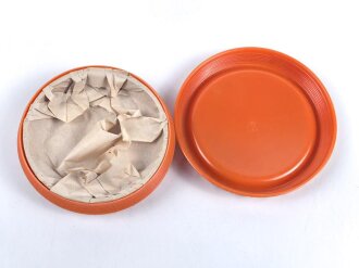 Butterdose Wehrmacht aus oranger Preßmasse. Ungebraucht, mit Glaseinsatz