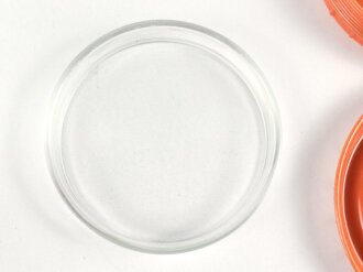 Butterdose Wehrmacht aus oranger Preßmasse. Ungebraucht, mit Glaseinsatz