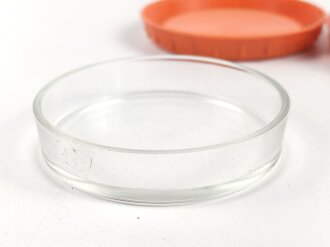 Butterdose Wehrmacht aus oranger Preßmasse. Ungebraucht, mit Glaseinsatz