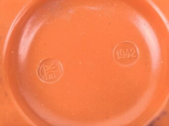 Salzdose Wehrmacht aus oranger Preßmasse. Gebraucht, datiert 1942