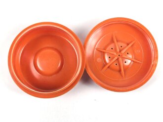 Salzdose Wehrmacht aus oranger Preßmasse. Gebraucht, datiert 1942