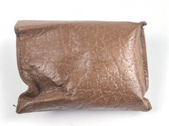 Allgemeine Schutz Brille Wehrmacht in Kunstlederhülle, ungetragenes Stück mit dunklen Ultrasin Gläsern. Hinweiszette mit Druckvermerk von 1942