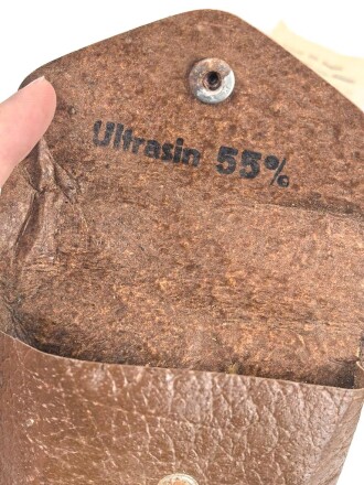 Allgemeine Schutz Brille Wehrmacht in Kunstlederhülle, ungetragenes Stück mit dunklen Ultrasin Gläsern. Hinweiszette mit Druckvermerk von 1942