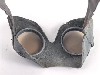 Allgemeine Schutz Brille Wehrmacht in Kunstlederhülle, ungetragenes Stück mit dunklen Ultrasin Gläsern. Hinweiszette mit Druckvermerk von 1942