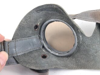 Allgemeine Schutz Brille Wehrmacht in Kunstlederhülle, ungetragenes Stück mit dunklen Ultrasin Gläsern. Hinweiszette mit Druckvermerk von 1942