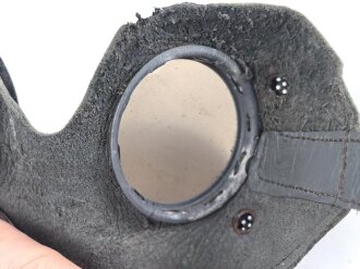 Allgemeine Schutz Brille Wehrmacht in Kunstlederhülle, ungetragenes Stück mit dunklen Ultrasin Gläsern. Hinweiszette mit Druckvermerk von 1942