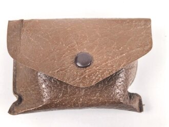 Allgemeine Schutz Brille Wehrmacht in Kunstlederhülle, ungetragenes Stück mit dunklen Ultrasin Gläsern. Hinweiszette mit Druckvermerk von 1942