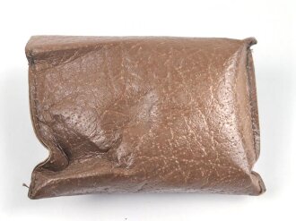 Allgemeine Schutz Brille Wehrmacht in Kunstlederhülle, ungetragenes Stück mit dunklen Ultrasin Gläsern. Hinweiszette mit Druckvermerk von 1942