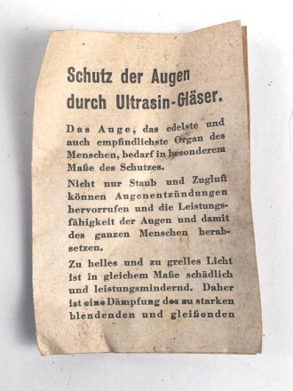 Allgemeine Schutz Brille Wehrmacht in Kunstlederhülle, ungetragenes Stück mit dunklen Ultrasin Gläsern. Hinweiszette mit Druckvermerk von 1942