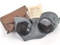 Allgemeine Schutz Brille Wehrmacht in Kunstlederhülle, ungetragenes Stück mit dunklen Ultrasin Gläsern. Hinweiszette mit Druckvermerk von 1942