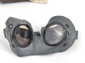Allgemeine Schutz Brille Wehrmacht in Kunstlederhülle, ungetragenes Stück mit dunklen Ultrasin Gläsern. Hinweiszette mit Druckvermerk von 1942