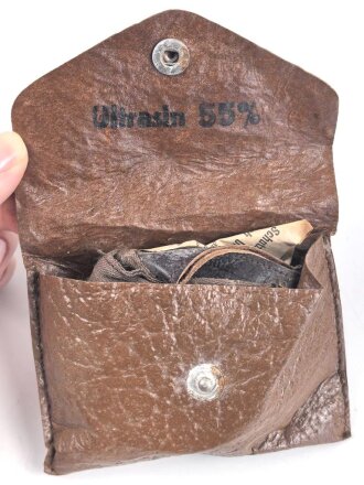 Allgemeine Schutz Brille Wehrmacht in Kunstlederhülle, ungetragenes Stück mit dunklen Ultrasin Gläsern. Hinweiszette mit Druckvermerk von 1942. Ungereinigt