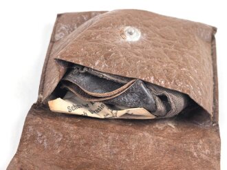 Allgemeine Schutz Brille Wehrmacht in Kunstlederhülle, ungetragenes Stück mit dunklen Ultrasin Gläsern. Hinweiszette mit Druckvermerk von 1942. Ungereinigt