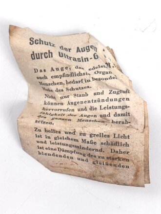 Allgemeine Schutz Brille Wehrmacht in Kunstlederhülle, ungetragenes Stück mit dunklen Ultrasin Gläsern. Hinweiszette mit Druckvermerk von 1942. Ungereinigt