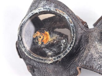 Allgemeine Schutz Brille Wehrmacht in Kunstlederhülle, ungetragenes Stück mit dunklen Ultrasin Gläsern. Hinweiszette mit Druckvermerk von 1942. Ungereinigt