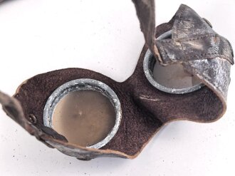 Allgemeine Schutz Brille Wehrmacht in Kunstlederhülle, ungetragenes Stück mit dunklen Ultrasin Gläsern. Hinweiszette mit Druckvermerk von 1942. Ungereinigt