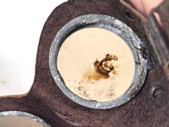 Allgemeine Schutz Brille Wehrmacht in Kunstlederhülle, ungetragenes Stück mit dunklen Ultrasin Gläsern. Hinweiszette mit Druckvermerk von 1942. Ungereinigt