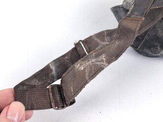 Allgemeine Schutz Brille Wehrmacht in Kunstlederhülle, ungetragenes Stück mit dunklen Ultrasin Gläsern. Hinweiszette mit Druckvermerk von 1942. Ungereinigt