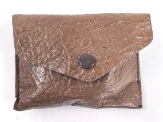 Allgemeine Schutz Brille Wehrmacht in Kunstlederhülle, ungetragenes Stück mit dunklen Ultrasin Gläsern. Hinweiszette mit Druckvermerk von 1942. Ungereinigt