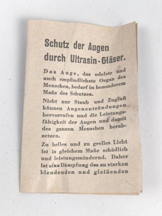 Allgemeine Schutz Brille Wehrmacht in Kunstlederhülle, ungetragenes Stück mit dunklen Ultrasin Gläsern. Hinweiszette mit Druckvermerk von 1942