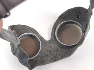 Allgemeine Schutz Brille Wehrmacht in Kunstlederhülle, ungetragenes Stück mit dunklen Ultrasin Gläsern. Hinweiszette mit Druckvermerk von 1942