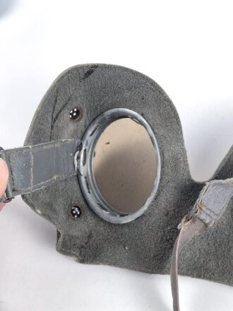 Allgemeine Schutz Brille Wehrmacht in Kunstlederhülle, ungetragenes Stück mit dunklen Ultrasin Gläsern. Hinweiszette mit Druckvermerk von 1942