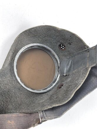Allgemeine Schutz Brille Wehrmacht in Kunstlederhülle, ungetragenes Stück mit dunklen Ultrasin Gläsern. Hinweiszette mit Druckvermerk von 1942