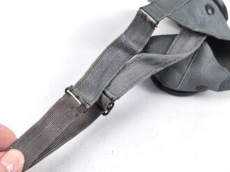 Allgemeine Schutz Brille Wehrmacht in Kunstlederhülle, ungetragenes Stück mit dunklen Ultrasin Gläsern. Hinweiszette mit Druckvermerk von 1942