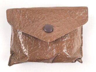 Allgemeine Schutz Brille Wehrmacht in Kunstlederhülle, ungetragenes Stück mit dunklen Ultrasin Gläsern. Hinweiszette mit Druckvermerk von 1942