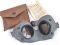 Allgemeine Schutz Brille Wehrmacht in Kunstlederhülle, ungetragenes Stück mit dunklen Ultrasin Gläsern. Hinweiszette mit Druckvermerk von 1942