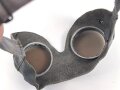 Allgemeine Schutz Brille Wehrmacht in Kunstlederhülle, ungetragenes Stück mit dunklen Ultrasin Gläsern. Hinweiszette mit Druckvermerk von 1942