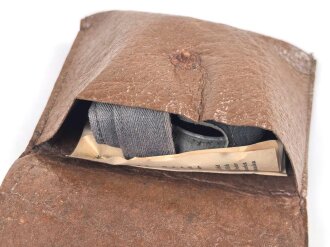 Allgemeine Schutz Brille Wehrmacht in Kunstlederhülle, ungetragenes Stück mit dunklen Ultrasin Gläsern. Hinweiszette mit Druckvermerk von 1942