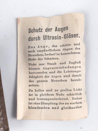 Allgemeine Schutz Brille Wehrmacht in Kunstlederhülle, ungetragenes Stück mit dunklen Ultrasin Gläsern. Hinweiszette mit Druckvermerk von 1942