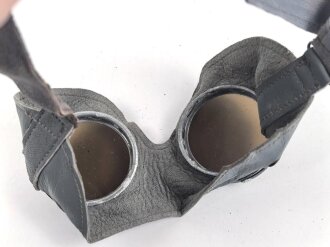 Allgemeine Schutz Brille Wehrmacht in Kunstlederhülle, ungetragenes Stück mit dunklen Ultrasin Gläsern. Hinweiszette mit Druckvermerk von 1942
