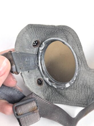 Allgemeine Schutz Brille Wehrmacht in Kunstlederhülle, ungetragenes Stück mit dunklen Ultrasin Gläsern. Hinweiszette mit Druckvermerk von 1942