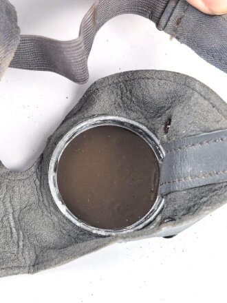 Allgemeine Schutz Brille Wehrmacht in Kunstlederhülle, ungetragenes Stück mit dunklen Ultrasin Gläsern. Hinweiszette mit Druckvermerk von 1942