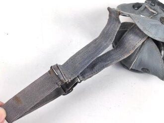 Allgemeine Schutz Brille Wehrmacht in Kunstlederhülle, ungetragenes Stück mit dunklen Ultrasin Gläsern. Hinweiszette mit Druckvermerk von 1942