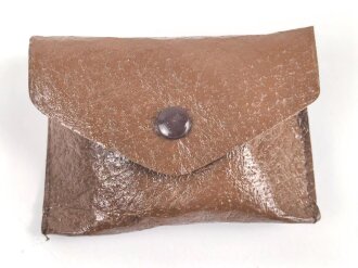 Allgemeine Schutz Brille Wehrmacht in Kunstlederhülle, ungetragenes Stück mit dunklen Ultrasin Gläsern. Hinweiszette mit Druckvermerk von 1942