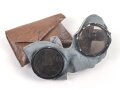 Allgemeine Schutz Brille Wehrmacht in Kunstlederhülle, ungetragenes Stück mit dunklen Ultrasin Gläsern