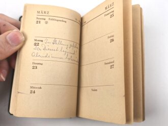 "Merkbuch für 1943" von einem Soldaten mit einigen Eintragungen, unter DIN A6