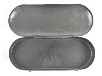 Leeres Blechetui für eine " Pirulabrille"