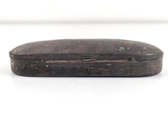 Leeres Blechetui für eine Brille. Ungereinigt
