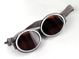 Getönte Brille mit Aluminiumrahmen, sieht man so immer wieder auf Fotos bei Angehörigen der Gebirgstruppe. Ungetragenes Stück.