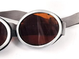 Getönte Brille mit Aluminiumrahmen, sieht man so immer wieder auf Fotos bei Angehörigen der Gebirgstruppe. Ungetragenes Stück.